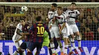 Pemain-pemain Bayern Muenchen berusaha menahan tendangan bebas Lionel messi. (AFP PHOTO/LLUIS GENE)