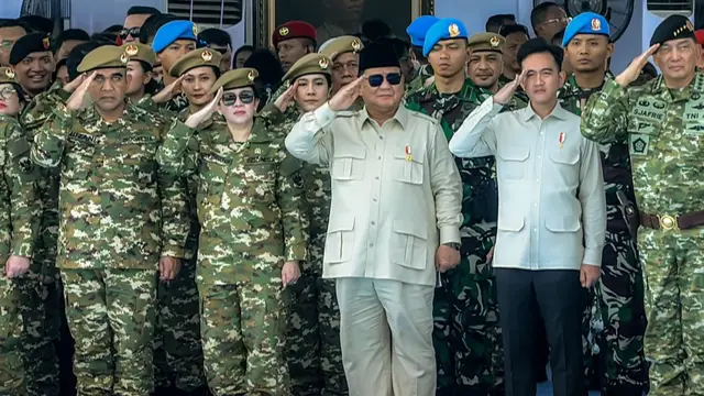 Ketua DPR RI Puan Maharani bersama Presiden Prabowo Subianto dan Wakil Presiden Gibran Rakabuming Raka menghadiri Upacara Gelar Pasukan Operasional dan Kehormatan Militer.