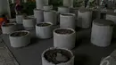 Pekerja sedang menyelesaikan pondasi meja bundar yang terbuat dari semen di Taman Aktif of Klender, Jakarta, Senin (22/9/2014) (Liputan6.com/Faizal Fanani)