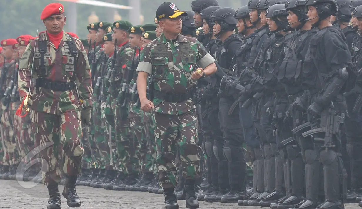 Panglima TNI Jenderal TNI Moeldoko meninjau pasukan Satuan Koopssusgab saat peresmian pembentukan Koopssusgab Monas, Jakarta, Selasa (9/8/2015). TNI memiliki Satuan Koopssusgab sebagai pasukan khusus anti teror. (Liputan6.com/Herman Zakharia)