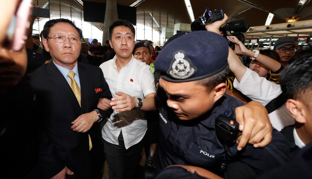 Dubes Korut untuk Malaysia, Kang Chol diusir pemerintah Malaysia, Sepang, Senin (6/3). Pemerintah Malaysia mendeklarasikan Dubes Kang sebagai 'persona non grata' -- karena tidak mempercayai investigasi yang dilakukan Malaysia. (AP PHOTO/Vincent Thian)