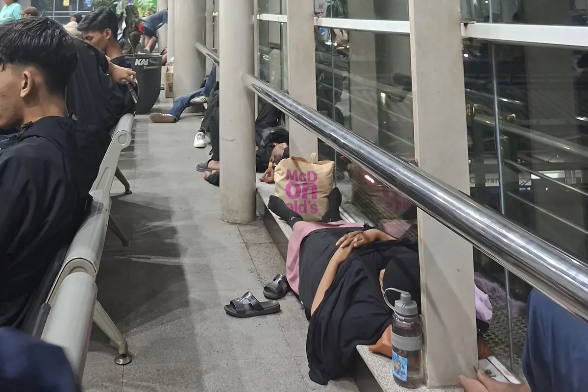 Salah satu sudut di ruang tunggu Stasiun Cikarang yang dipenuhi calon penumpan yang menginap menunggu kereta pertama datang. (Liputan6/Rifqy Alief)
