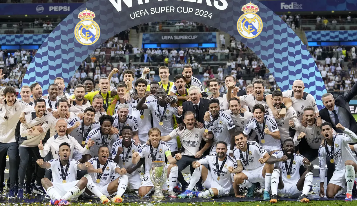 Para pemain dan ofisial tim Real Madrid merayakan gelar juara Piala Super Eropa usai mengalahkan Atalanta 2-0 di di Narodowy Stadium, Warsawa, Polandia, Rabu (14/8/2024). (AP Photo/Darko Bandic)