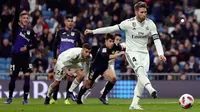 Kapten Real Madrid, Sergio Ramos mencetak tendangan penalti ke gawang Leganes pada laga leg pertama babak 16 besar Copa del Rey di Santiago Bernabeu, Rabu (9/1). Real Madrid sukses mengandaskan Leganes dengan skor 3-0. (AP/Manu Fernandez)