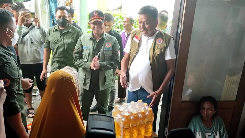 Kepala BNPB Letjen TNI Suharyanto, Sabtu (28/1/2023), saat meninjau lokasi yang dilanda banjir di Kota Manado, Sulut.