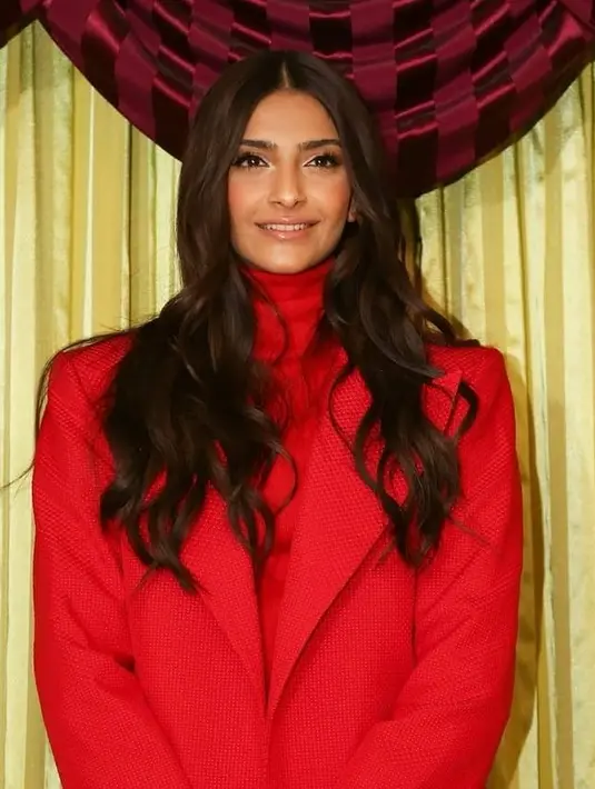 Kali ini mereka dikabarkan akan menikah pada bulan APril. Seorang sumber menyebutkan jika mereka sudah menyebarkan undangan ke beberapa sahabat dan kerabatnya. (Foto: instagram.com/sonamkapoor)