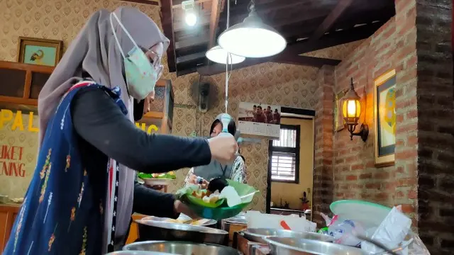 Dendeng Bumbu Laos Menu Mewah Melegenda di Kedai Makan Nasi Jamblang Cirebon
