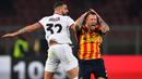 AC Milan mengalahkan tuan rumah Lecce dengan skor 3-2 setelah lebih dulu tertinggal 0-2. Sementara itu, Inter Milan juga menang 3-2 atas Monza meski sempat tertinggal dua gol. (Giovanni Evangelista/LaPresse via AP)