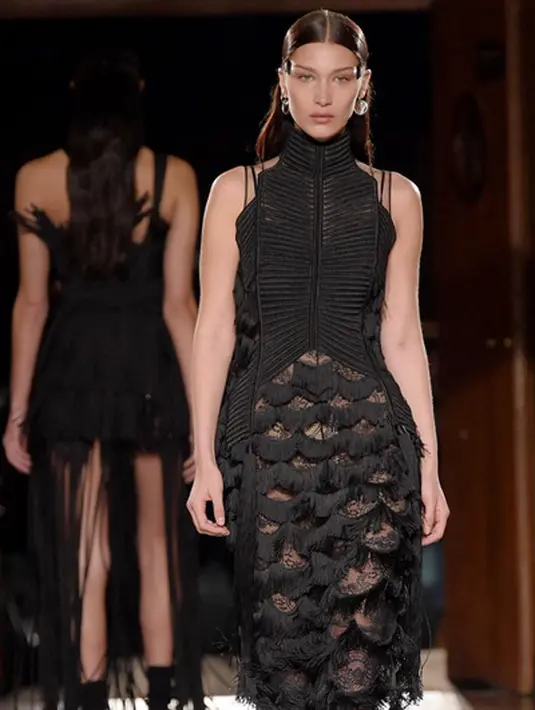 Pada Rabu (25/1), Bella mengunggah foto dirinya di Instagram, saat itu ia tampak seksi dengan tubuh rampingnya yang terbalut baju transparan. Bella juga mempersembakan foto itu untuk para followersnya. (Instagram/bellahadid)