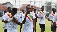 Pemain Timnas Mali U-17 memperlihatkan wajah ceria saat menggelar sesi latihan di Lapangan Sriwaru, Solo, Sabtu (11/11/2023) sore WIB jelang laga melawan Spanyol di Grup B Piala Dunia U-17 2023. (Bola.com/Radifa Arsa)