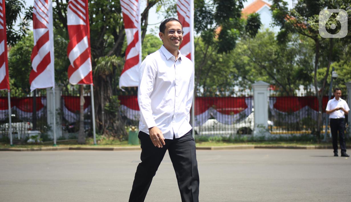 CEO Gojek Nadiem Makarim tiba di kompleks Istana, Jakarta, Senin (21/10/2109). Kedatangan Nadiem berlangsung jelang pengumuman menteri Kabinet Kerja Jilid II oleh Presiden Joko Widodo atau Jokowi. (Liputan6.com/Angga Yuniar)