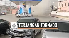 Karyawan pom bensin berlari mencari perlindungan ketika tornado menerjang tempat kerjanya di Samut Prakan, Thailand. Beberapa warga yang berada di tempat berhasil merekam momen menegangkan ini.