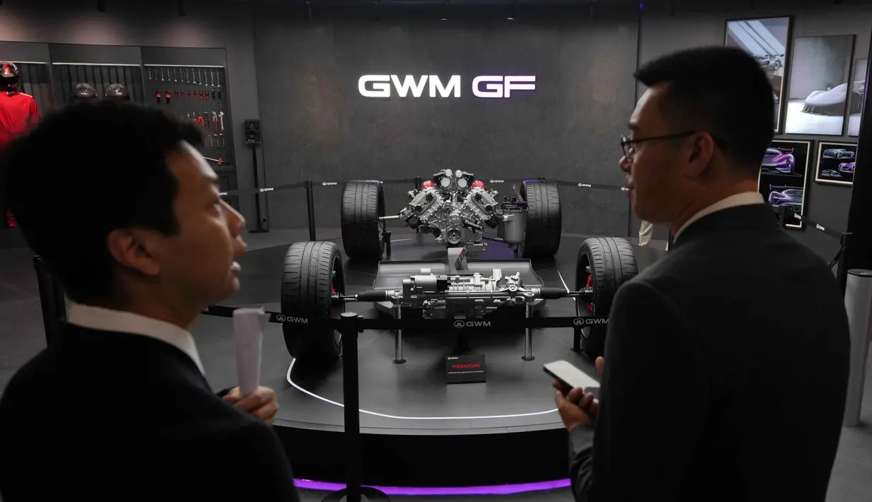 Selain pemain lama, Beijing Auto Show 2026 kedatangan merek baru seperti Shangjie, Aistaland, dan Yijing yang terafiliasi dengan Huawei. Tampak dalam foto, para pengunjung berbincang sambil melihat Great Wall Motor (GWM) GF baru yang ditenagai mesin V8 yang dipamerkan di Beijing Auto Show 2026 atau Auto China 2026, Jumat 24 April 2026. (AP Photo/Andy Wong)