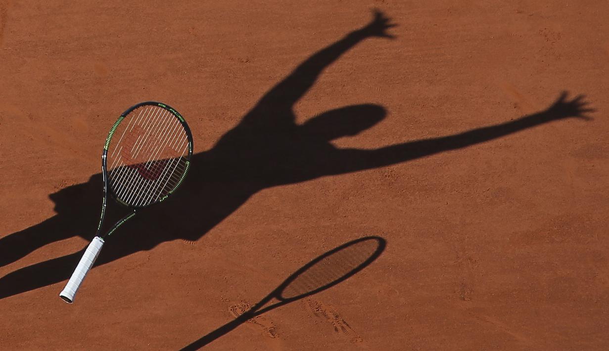 Siluet Serena Williams setelah mengalahkan Lucie Safarova di final Prancis Terbuka 2015. (AP Photo/David Vincent)