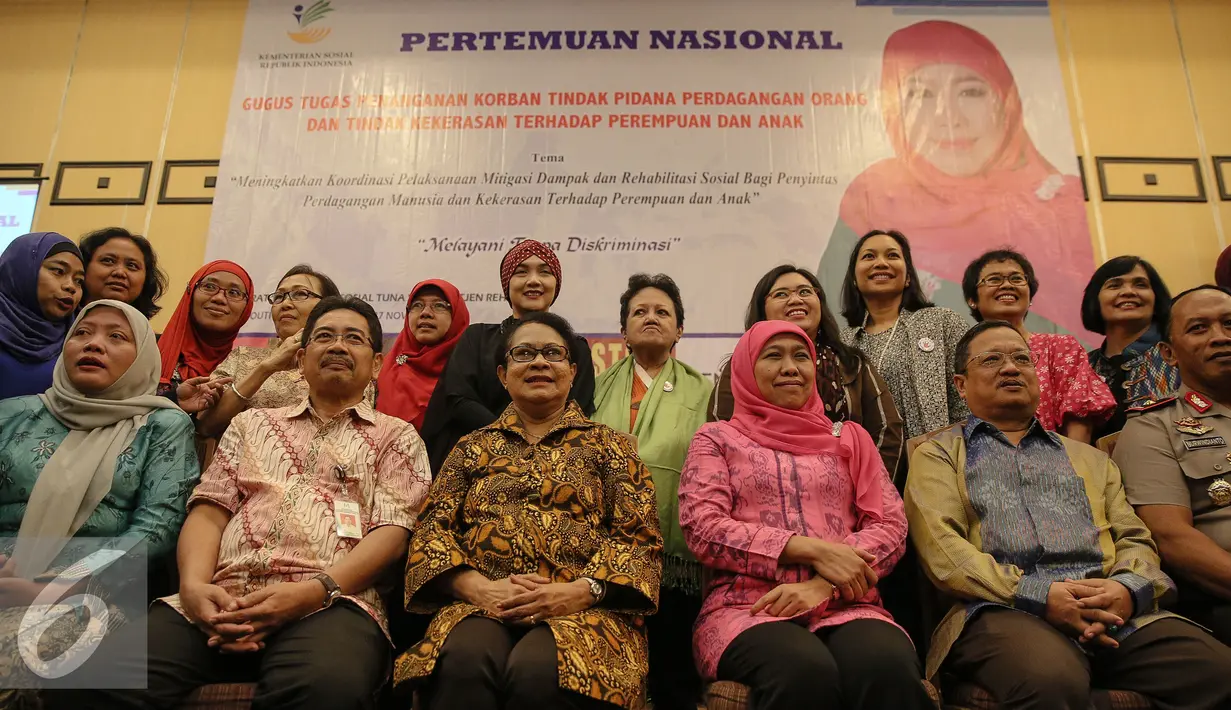 Menteri Sosial Khofifah Indar Parawansa (ketiga kanan) dan Menteri Pemberdayaan Perempuan dan Perlindungan Anak Yohana Yambise (ketiga kiri) berfoto bersama usai Pertemuan Nasional di Jakarta, Jumat (27/11/2015). (Liputan6.com/Faizal Fanani)