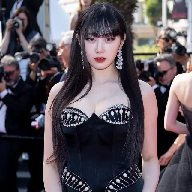 10 Potret aespa Debut di Cannes Film Festival, Tampil bak Princess dengan Long Dress