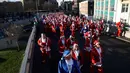 Ribuan peserta mengenakan kostum Santa Claus mengikuti balap lari Santa Dash di Liverpool, Inggris, Minggu (4/12). Lomba lari ini diselenggarakan untuk menyambut datangnya Hari Natal. (Reuters/Phil Noble)