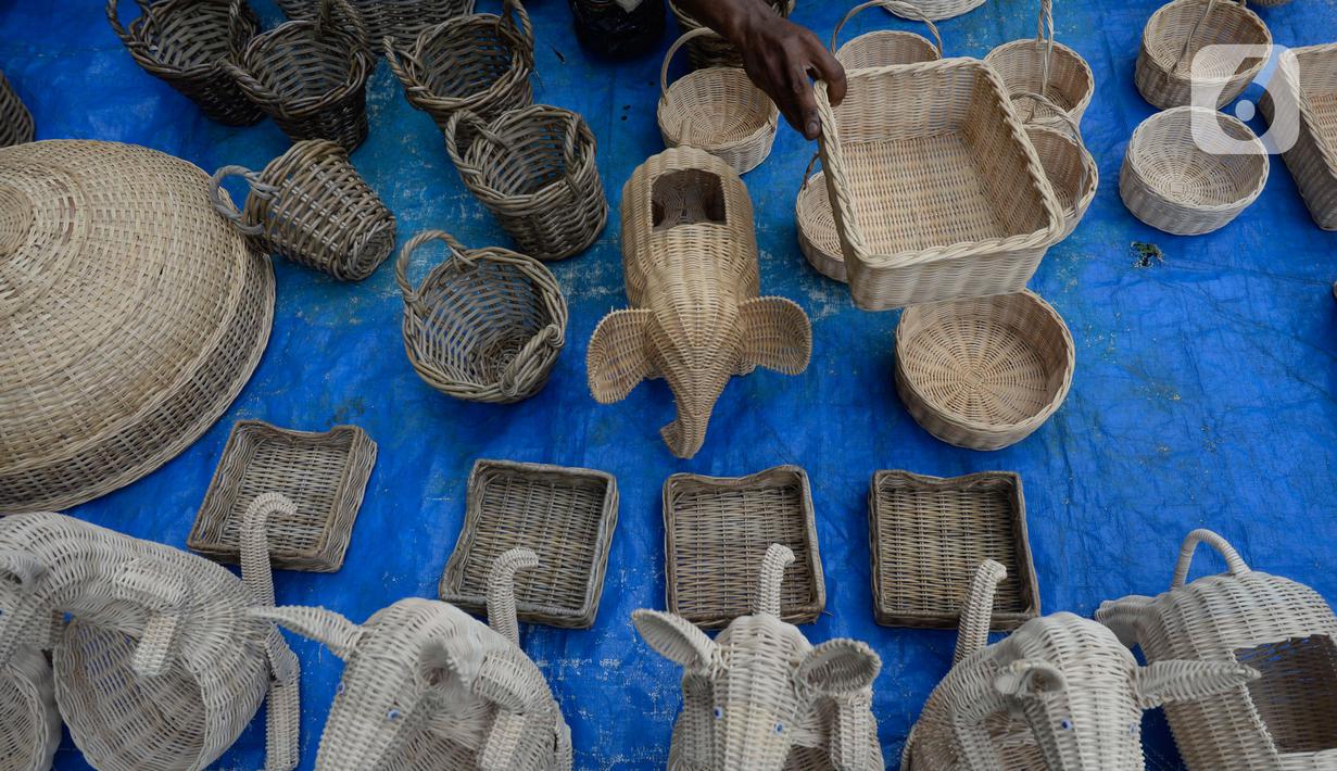 FOTO Perajin Anyaman Rotan  Sepi Pemesanan Bisnis 