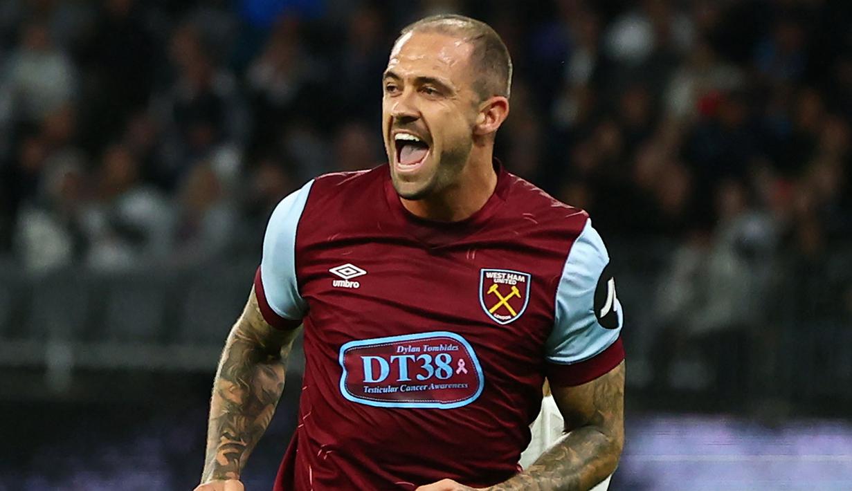 Selebrasi striker West Ham United, Danny Ings setelah mencetak gol ke gawang Tottenham Hotspur pada laga eksibisi di Optus stadium, Perth, Australia (18/7/2023). Danny Ings yang kini menjalani musim kedua bersama West Ham United didatangkan pada paruh musim 2022/2023 dari Aston Villa. Ia ditebus dengan mahar senilai 12 juta euro atau kini setara Rp200 miliar dengan durasi kontrak hingga 30 Juni 2025. (AFP/Trevor Collens)