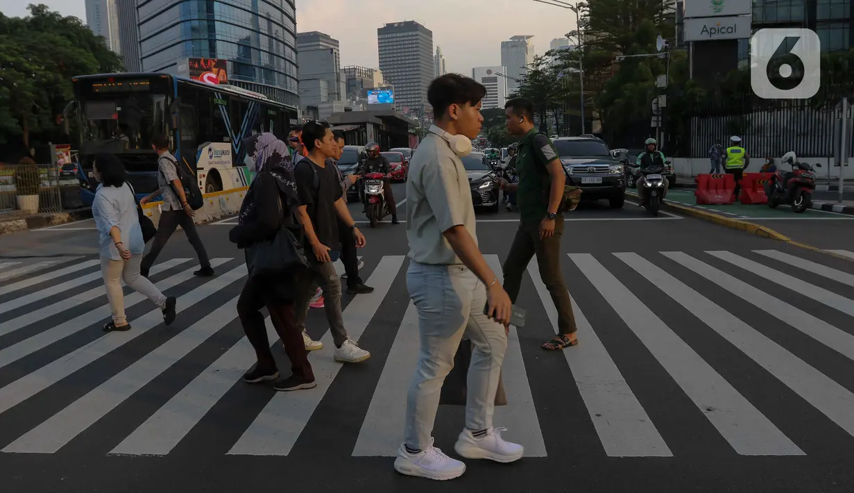 Upaya Pemprov DKI mengajak masyarakat berjalan kaki, yakni dengan mengkampanyekan berjalan kaki melalui tantangan 7.500 langkah per hari selama 14 hari. (Liputan6.com/Herman Zakharia)