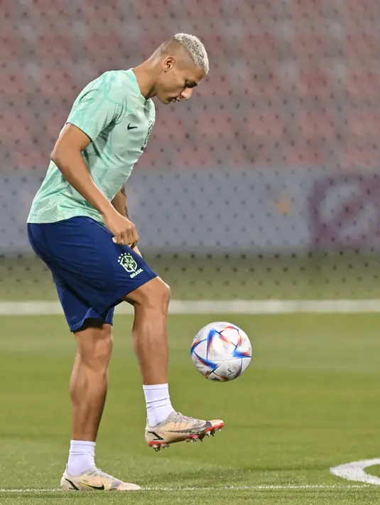 Penyerang Brasil Richarlison mengikuti sesi latihan jelang bersua Kamerun pada laga terakhir Grup G Piala Dunia 2022, di Stadion Al Arabi SC, Kamis (1/12/2022). Saat ini, Timnas Brasil memimpin Grup G dengan 6 poin, diikuti Swiss (3 poin), Kamerun (1 poin), dan Serbia (1 poin). (NELSON ALMEIDA / AFP)