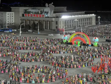 Para pelajar muda merayakan peringatan 80 tahun kelahiran Kim Jong Il, di Pyongyang (16/2/2022). Korea Utara merayakan hari kelahiran Kim Jong Il tidak dengan acara militer. (AFP/KCNA Via KNS/STR)