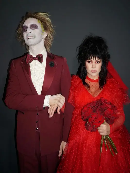 Travis Barker dan Kourtney Kardashian cosplay ala Beetlejuice dan Lydia Deetz dari film klasik tahun 1988, Beetlejuice. [@kourtneykardash]