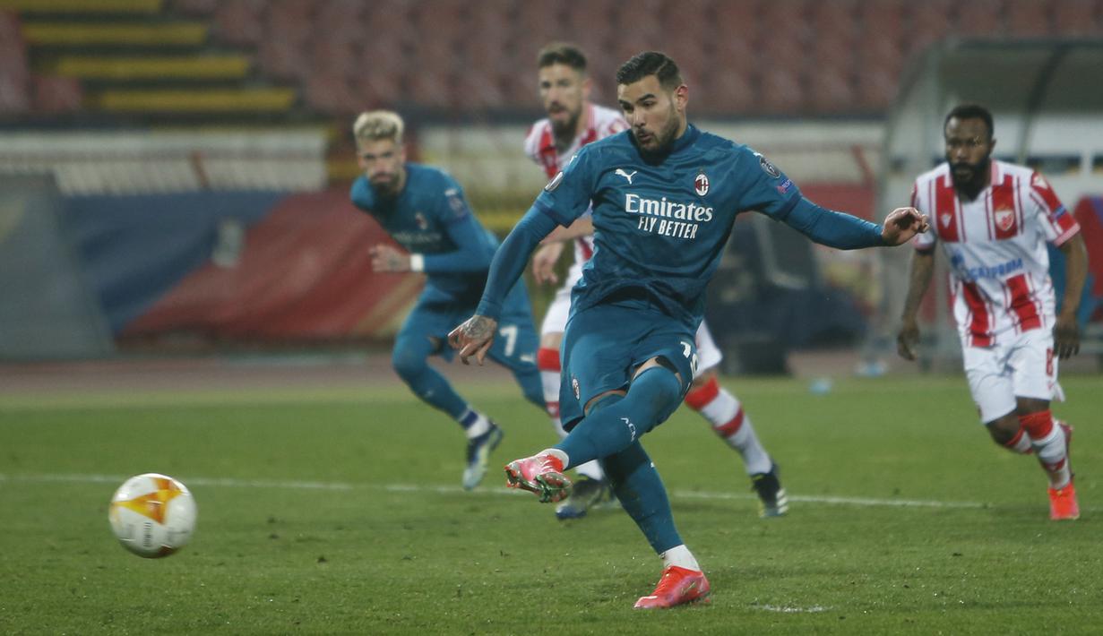 AC Milan yang mendapatkan hadiah penalti, menyusul pelanggaran yang dilakukan Radovan Pankov. Theo Hernandes sukses menaklukkan kiper Crvena Zvezda, Milan Borjan. (Foto: AP/Darko Vojinovic)