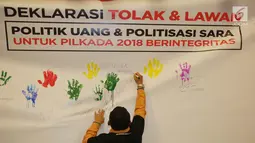 Perwakilan partai politik saat melakukan cap tangan saat Deklarasi Tolak dan Lawan Politik Uang dan Politisasi SARA untuk Pilkada 2018 Berintegritas di Jakarta, Sabtu (10/2). (Liputan6.com/Angga Yuniar)