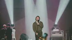 Totalitas berikan penampilan terbaiknya, begini potret seru Rizky Febian di panggung Improfest 2022 pada 29 September 2022 lalu. Lagu-lagunya populer bahkan sering trending, tak heran jika penonton menikmati nyanyi bareng Rizky Febian. Sulung dari 4 bersaudara ini pun tampak puas dan senang dengan keseruan di Improfest 2022 di Yogyakarta beberapa hari lalu. (Liputan6.com/IG/@rizkyfbian)