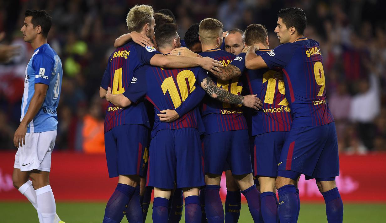 Para pemain Barcelona merayakan gol yang dicetak Gerard Deulofeu ke gawang Malaga pada laga La Liga di Stadion Camp Nou, Barcelona, Sabtu (21/10/2017). Barcelona menang 2-0 atas Malaga. (AFP/Josep Lago)