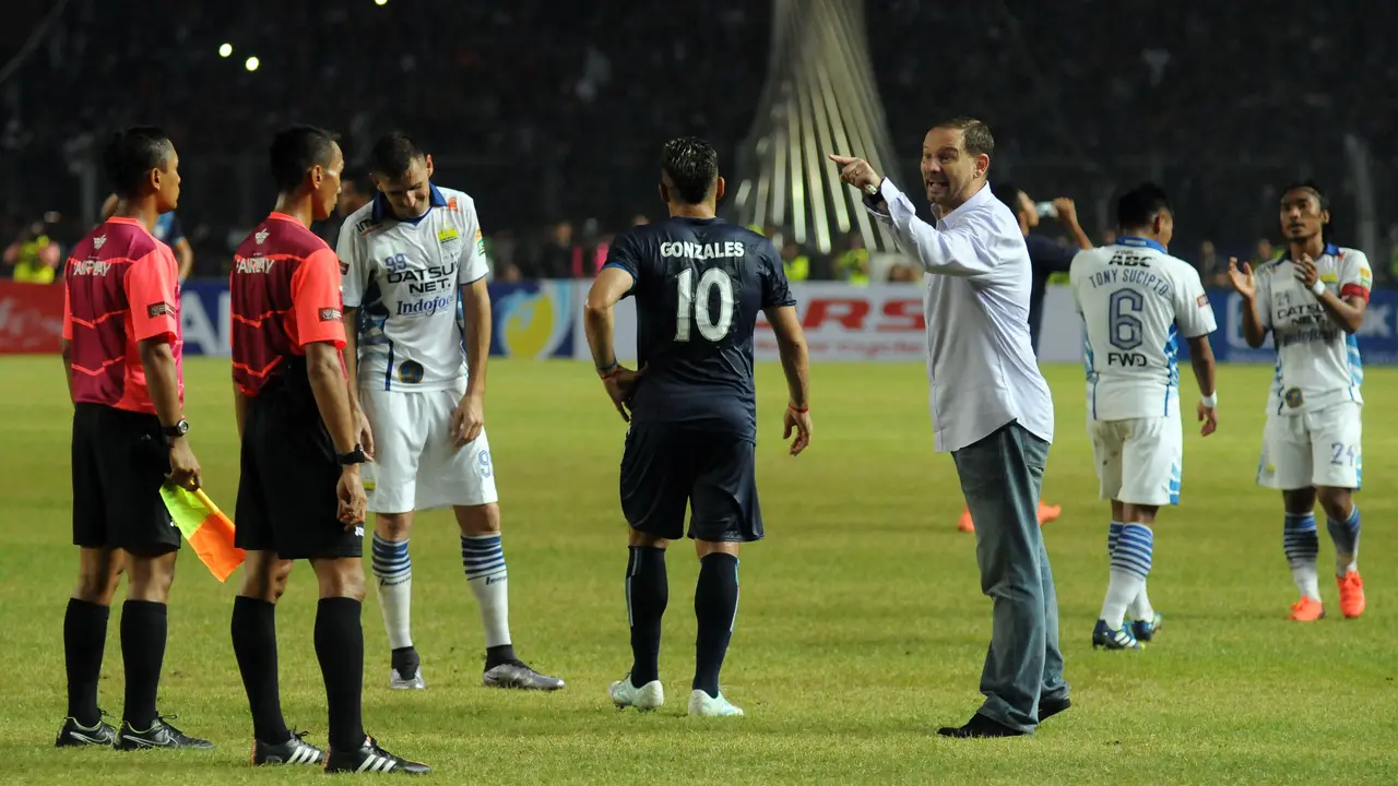 Aksi suporter Persib