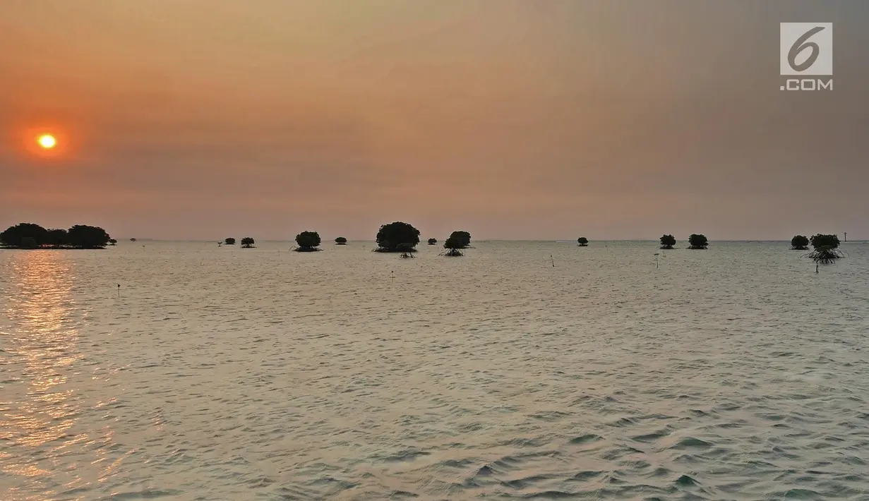 Suasana matahari tenggelam (sunset) di Pulau Pari, Kepulauan Seribu, Jakarta pada 3 Agustus 2019. Pulau Pari mempunyai keindahan saat matahari terbenam yang dapat dilihat dari Tanjung Renggae. (Liputan6.com/Herman Zakharia)