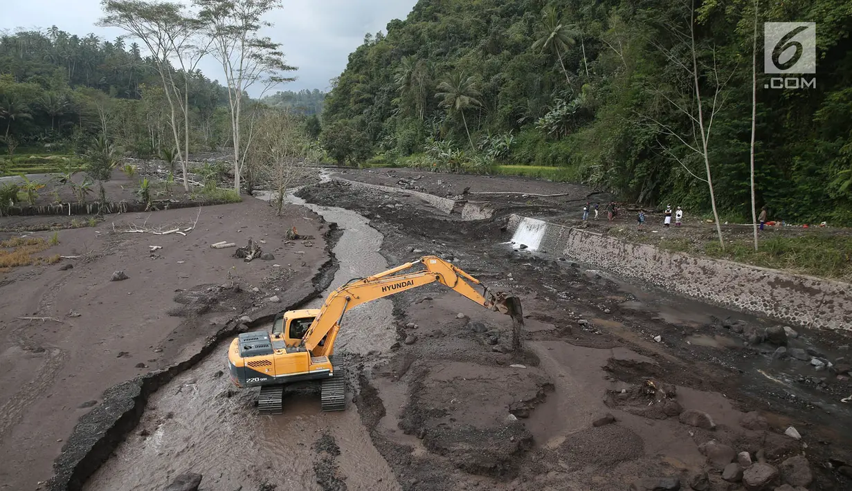 Alat berat digunakan untuk mengangkat material lahar dingin di Sungai Yeh Sah, Rendang, Bali, Minggu (3/12). Pengerukan dilakukan untuk membersihkan aliran sungai agar material dari lahar dingin Gunung Agung. (Liputan6.com/Immanuel Antonius)