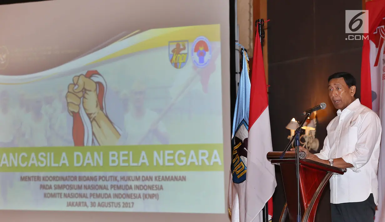 Menko Polhukam, Wiranto memberikan sambutan dalam acara Simposium Nasional Pemuda Indonesia, Jakarta, Rabu (30/8). Acara bertema "Peran strategis Pemuda Indonesia dalam penguatan Pancasila sebagai Bangsa dan Bela Negara". (Liputan6.com/Johan Tallo)