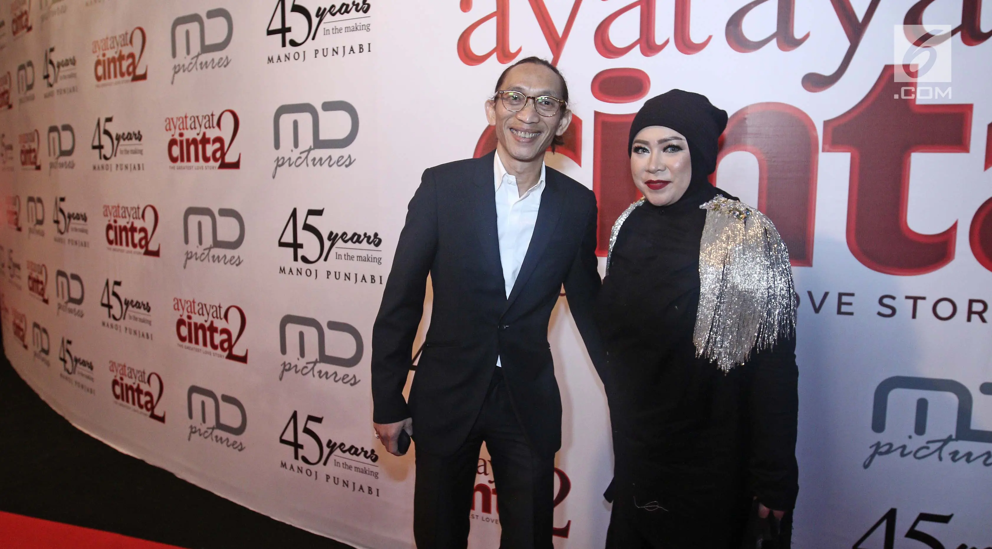 Melly Goeslaw dan suaminya, Anto Hoed berpose untuk difoto saat menghadiri gala premiere film Ayat Ayat Cinta 2 di Jakarta, Kamis (07/12). (/Herman Zakharia)