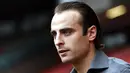 Bulgaria striker Dimitar Berbatov arrives on the Old Trafford pitch following his transfer from Tottenham Hotspur to Manchester United after a press conference in Manchester, north-west England on September 12, 2008. AFP PHOTO/PAUL ELLIS