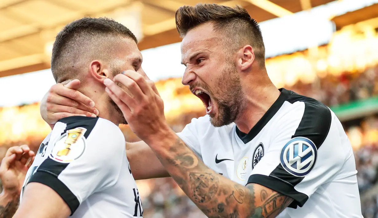 Gelandang Frankfurt, Ante Rebic, bersama Haris Seferovic, merayakan gol ke gawang Dortmund pada laga final DFB Pokal di Stadion Olympic, Berlin, Sabtu (27/5/2017). Dortmund menang 2-1 atas Frankfurt. (EPA/Friedemann Vogel)