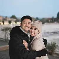 Kebahagiaan menyelimuti Angga Wijaya. Meski telah bercerai dengan Dewi Perssik, kehidupan Angga Wijaya kerap mencuri perhatian. Yang terbaru, Angga membagikan momen saat sang istri hamil. [Instagram/anggawijaya88]
