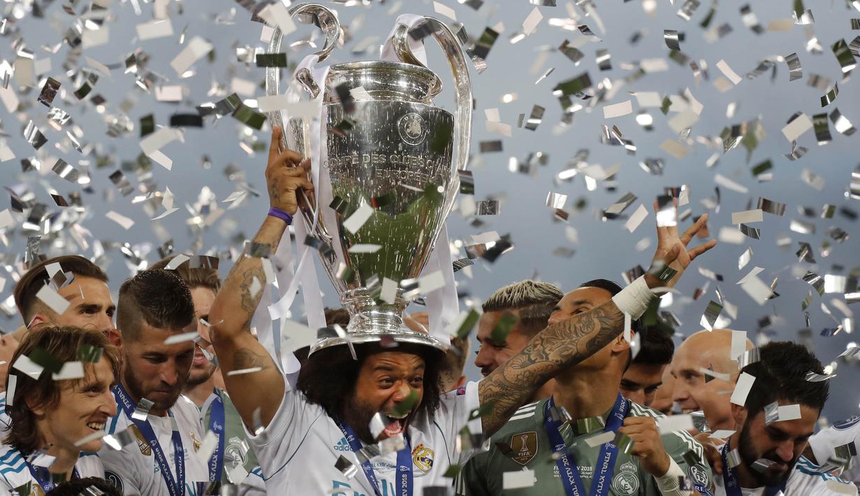 Bek Real Madrid, Marcelo, merayakan gelar juara Liga Champions ke-13 usai mengalahkan Liverpool di Stadion Olimpiyskiy, Kiev, Sabtu (26/5/2018). Madrid menang 3-1 atas Liverpool. (AP/Efrem Lukatsky)