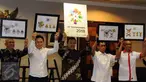 Menpora Imam Nahrawi (tengah) mengangkat logo baru Asian Games 2018 usai diluncurkan di Kantor Kepala Staf Kepresidenan, Jakarta, Kamis (28/7). Logo tersebut bertema The Energy of Asia terinspirasi dari Stadion GBK. (Liputan6.com/Helmi Fithriansyah)