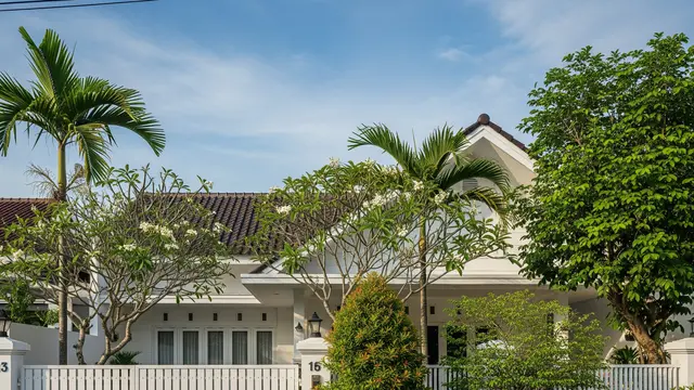 Pagar dengan Nuansa Putih Klasik yang Selalu Menawan