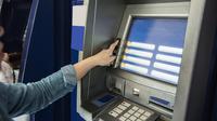 Ilustrasi ATM, mengambil uang di ATM. (Foto by Freepik)