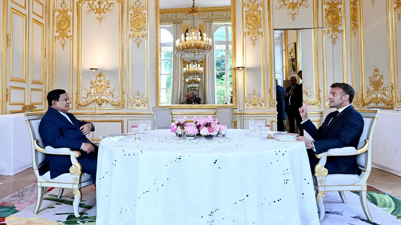 Presiden Prabowo Subianto menghadiri jamuan santap malam privat yang digelar oleh Presiden Prancis Emmanuel Macron di Istana Élysée, Paris pada Senin, 14 Juli 2025 malam.