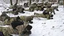 Anggota Pasukan Pertahanan Teritorial Ukraina, unit militer sukarelawan Angkatan Bersenjata, berlatih di taman kota di Kyiv, Ukraina, 22 Januari 2022. Puluhan warga sipil bergabung dengan tentara cadangan Ukraina dalam beberapa pekan terakhir di tengah ancaman invasi Rusia. (AP Photo/Efrem Lukatsky)
