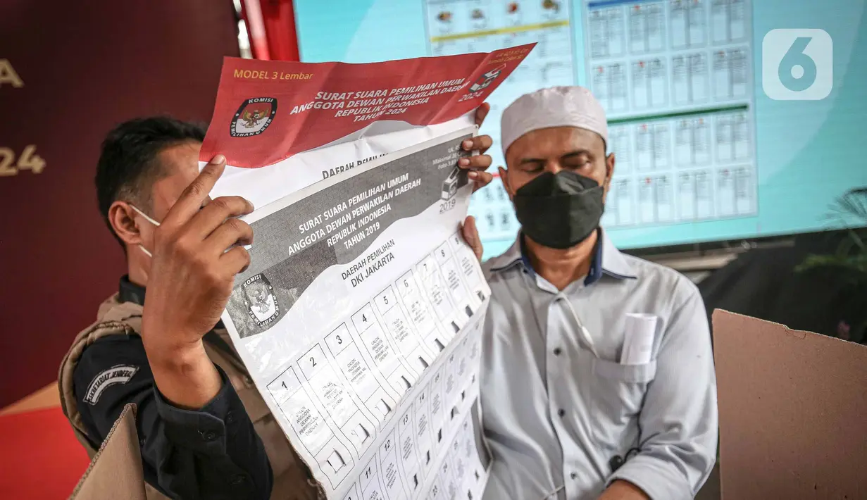 Penyandang disabilitas menunjukkan surat suara saat simulasi Pemilu 2024 di Kantor KPU RI, Jakarta, Selasa (22/3/2022). Simulasi  digelar untuk memberikan edukasi kepada masyarakat terkait proses pemungutan dan penghitungan suara pemilu serentak tahun 2024. (Liputan6.com/Faizal Fanani)