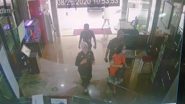 Jaksa Pinangki mengenakan baju tahanan saat diperiksa penyidik Jampidsus Kejagung