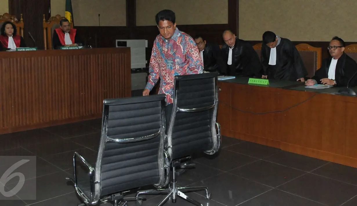 Ramapanicker Rajamohanan Nair bersiap mendengarkan vonis hakim di Pengadilan Tipikor, Jakarta, Senin (17/4). Ramapanicker divonis tiga tahun penjara dan denda Rp200 juta subsidier lima bulan kurungan. (Liputan6.com/Helmi Afandi)
