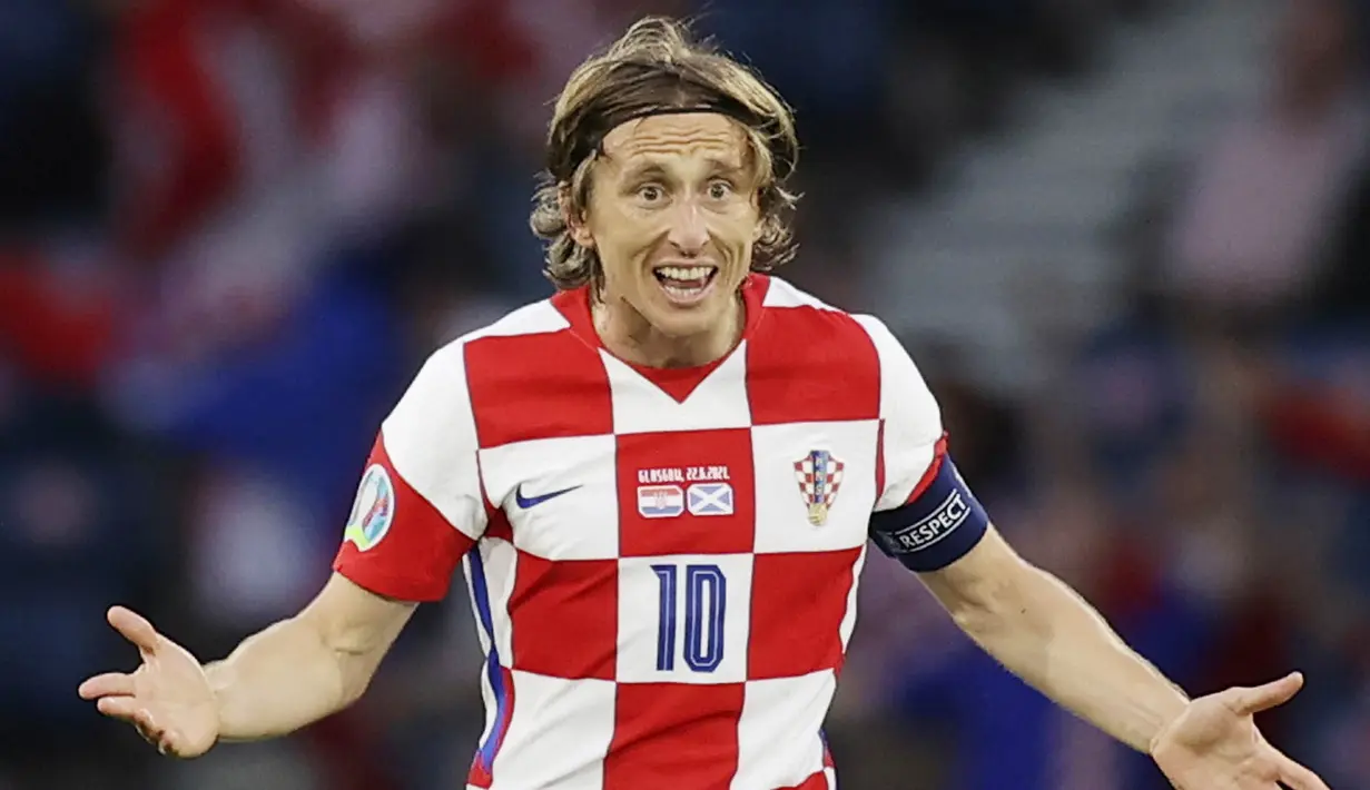 Luka Modric - Pemain berusia 35 ini tetap mampu memainkan peran penting di Timnas Kroasia. Modric memiliki akurasi operan mencapai 90 persen dalam 4 pertandingan di Euro 2020. Tapi sayang laju Kroasia harus terhenti oleh Spanyol setelah takluk dengan skor 3-5. (Lee Smith, Pool via AP)