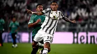 Pemain depan Juventus Angel Di Maria  berebut bola dengan gelandang Maccabi Haifa Mohammad Abu Fani pada matchday ketiga Grup H Liga Champions di Allianz Stadium, Kamis (6/10/2022) dini hari WIB.  Hingga laga berakhir, Juventus menang 3-1 atas Maccabi Haifa. (Photo by Marco BERTORELLO / AFP)